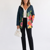 Camille | Gesteppte Jacke mit gemalten Blumen – Nachtblau mit Blumen